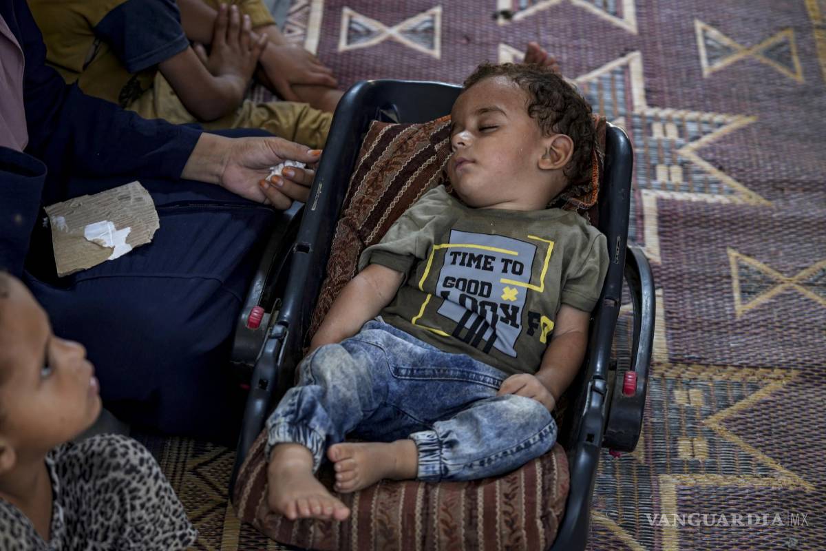 $!Abdel-Rahman Abu El-Jedian, que padece polio, duerme en un campamento de tiendas de campaña improvisado en Deir al-Balah, en la Franja de Gaza.