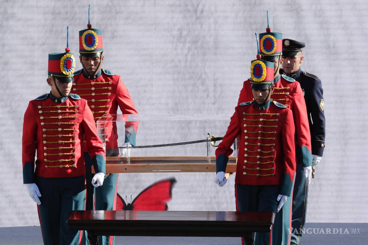 $!Cadetes ingresan con la espada de Bolívar en la ceremonia de investidura del presidente de Colombia, Gustavo Petro en la Plaza Bolívar de Bogotá, Colombia.