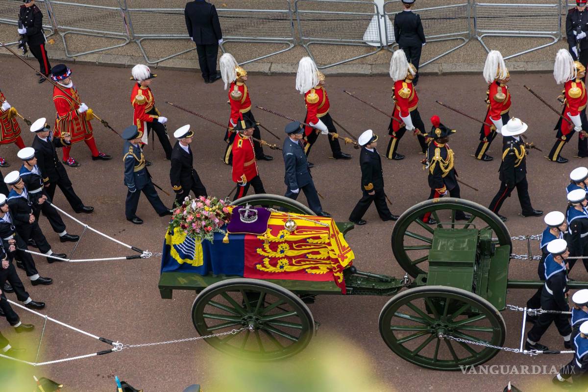 $!Ccarruaje de armas que llevaba el ataúd de Su Majestad durante la procesión fúnebre estatal de la reina Isabel II en Londres, Gran Bretaña.
