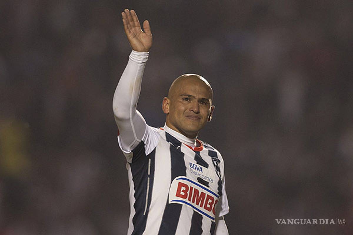 Chupete Suazo regresa al futbol