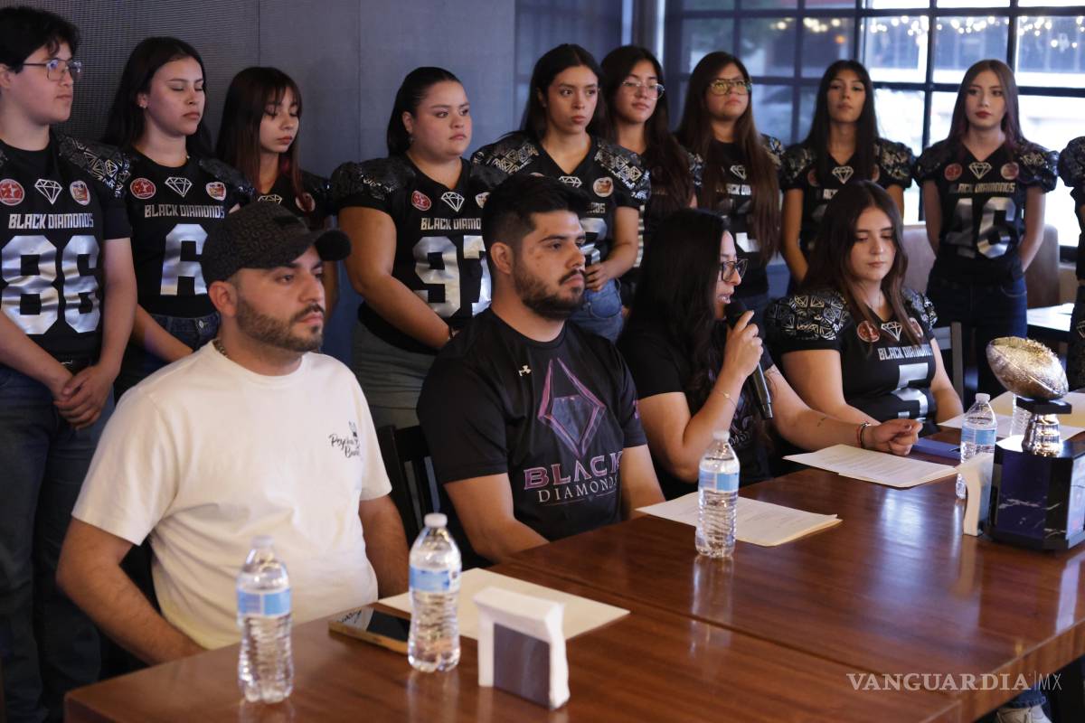 $!Las jugadoras de Black Diamonds posaron con la nueva imagen del equipo durante la rueda de prensa realizada en Saltillo.