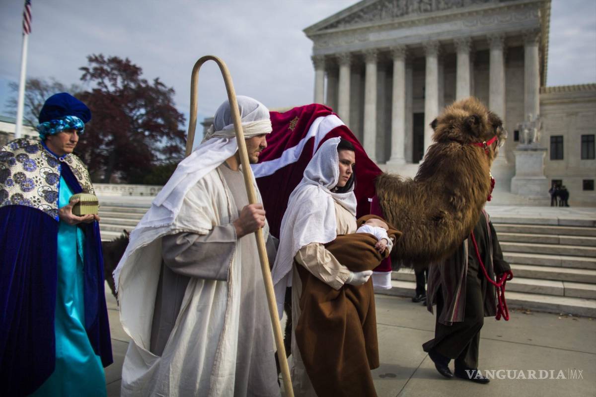 $!Un grupo de actores de la organización político cristiana Fe y Acción representa un Belén viviente frente al Capitolio, Washington, DC, EU. EFE/Jim Lo Scalzo