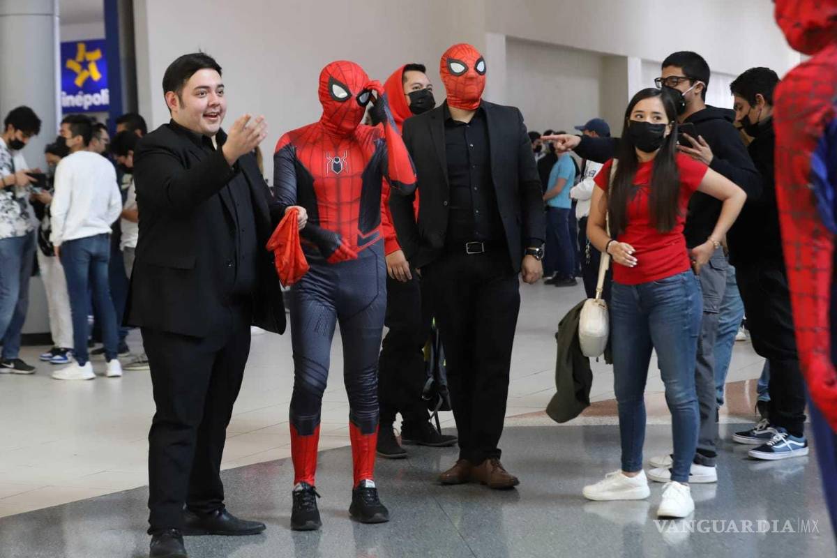$!‘Spider-Man No Way Home’ en Saltillo... grandes filas y un ‘multiverso’ fuera de los cines (fotos)
