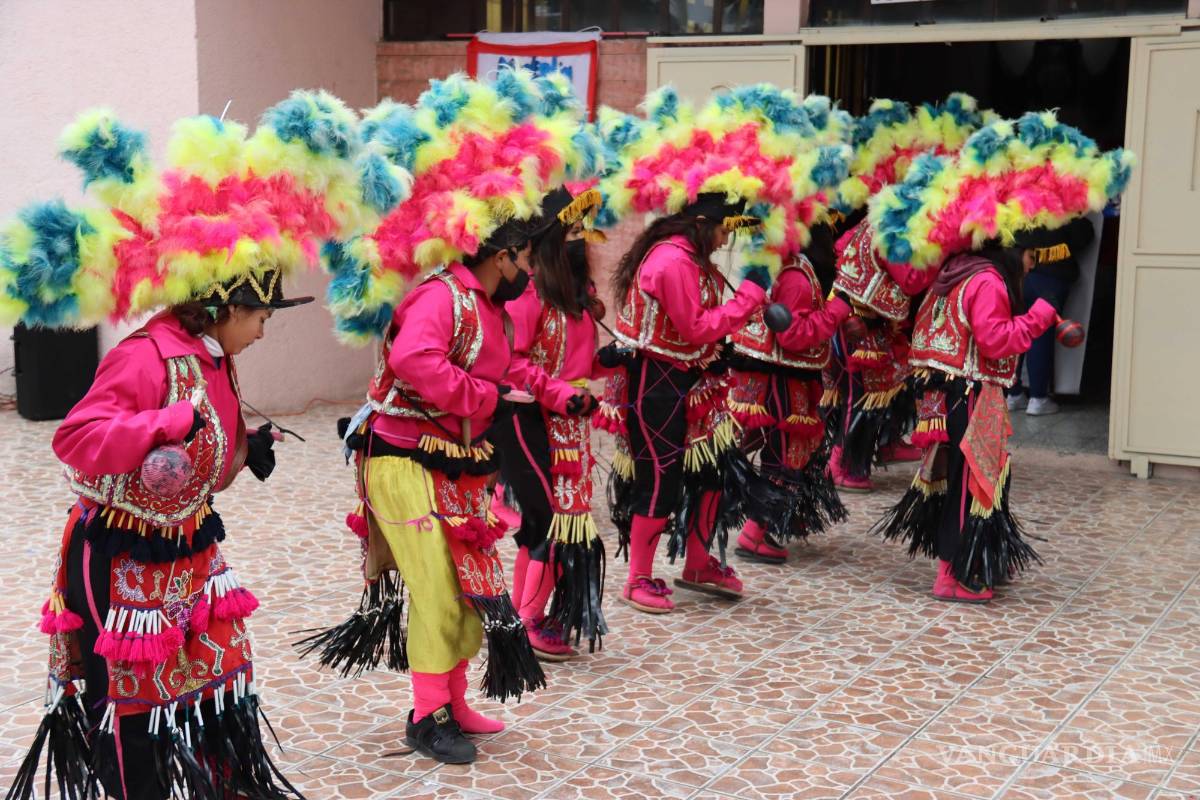 $!A pesar del clima gélido, las danzas acudieron puntuales a su cita.