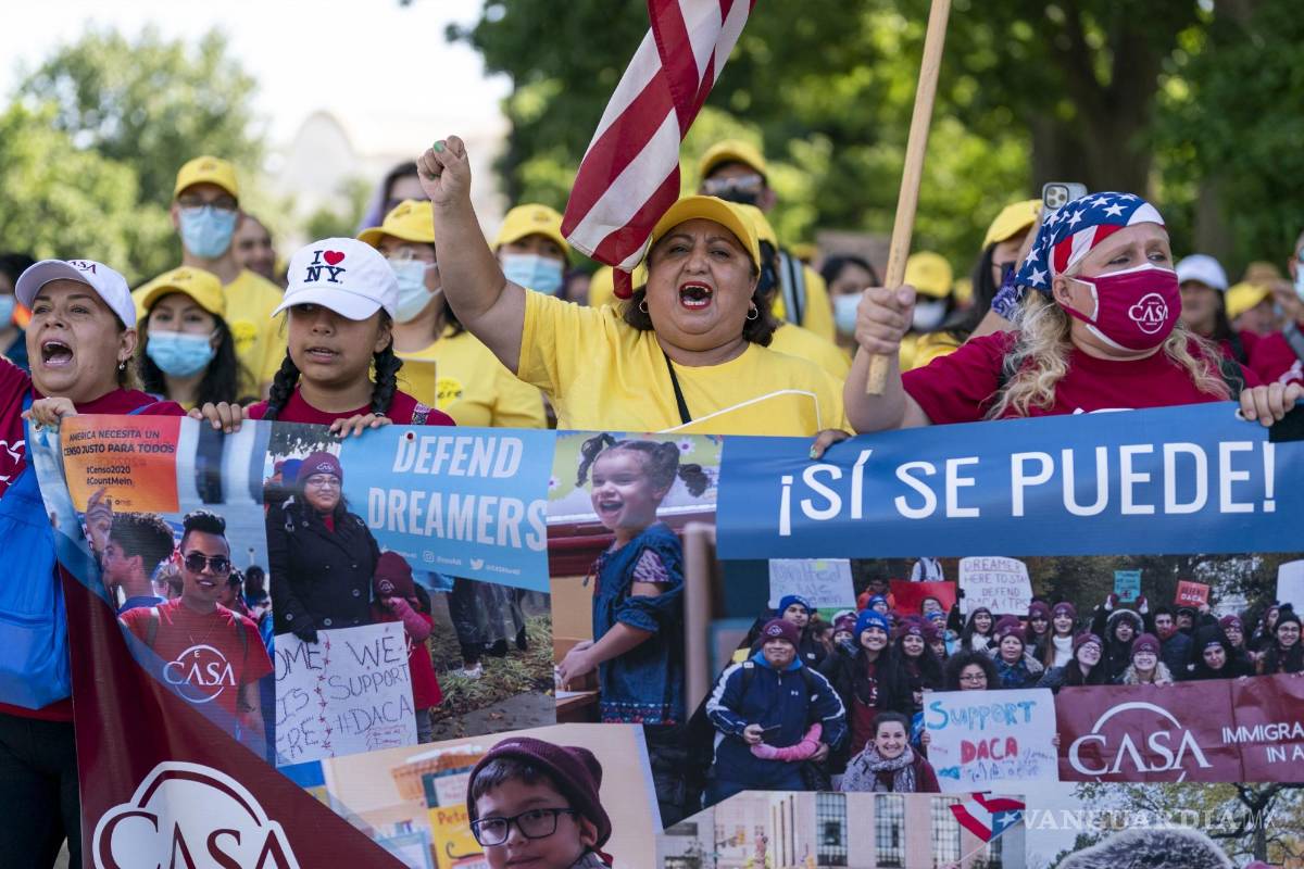 $!Jóvenes inmigrantes y activistas participan en una marcha en Washington con motivo del décimo aniversario del DACA.