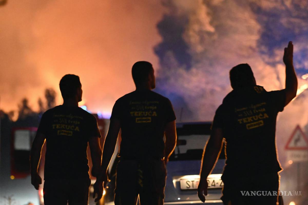 $!Los bomberos observan un incendio forestal cerca de Zaton, Croacia.