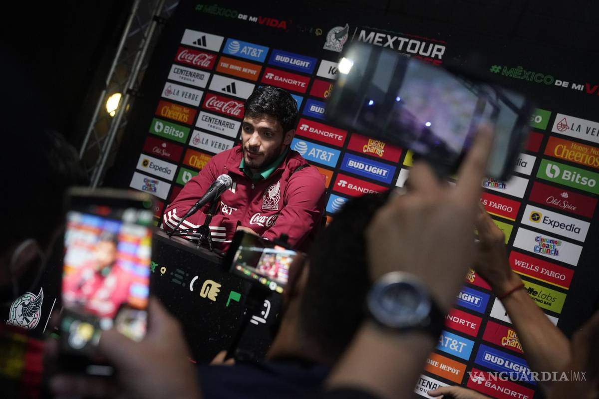 $!Raúl Jiménez de México responde preguntas durante el Día de los Medios del equipo de fútbol en Carson, California.