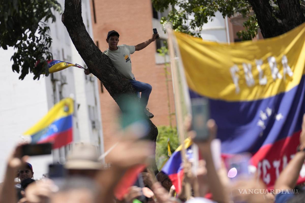 Se manifiestan simpatizantes del gobierno y oposición tras triunfo de Maduro