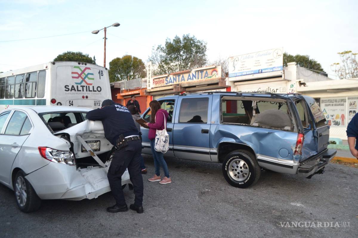 $!Unidad de transporte de la ruta 1B de Saltillo le pega a cinco autos por falla en frenos