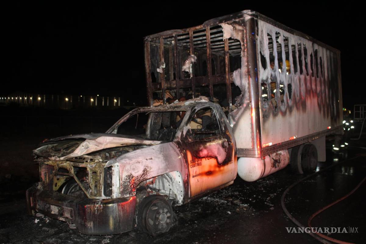 Arde camión en Ramos Arizpe; llevaba tapetes