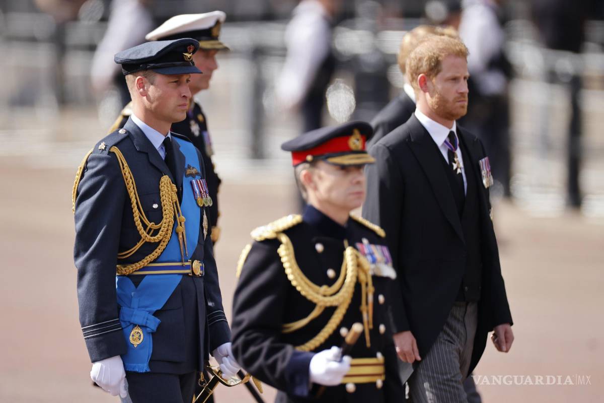 $!William, príncipe de Gales (i) y príncipe Harry, duque de Sussex (de) siguen el ataúd con el cuerpo de la reina Isabel II en su camino a Westminster Hall.