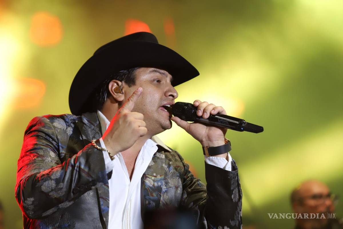 $!Presentación del cantante de música regional Julión Álvarez en la plaza de armas por festejo de Día de las Madres.