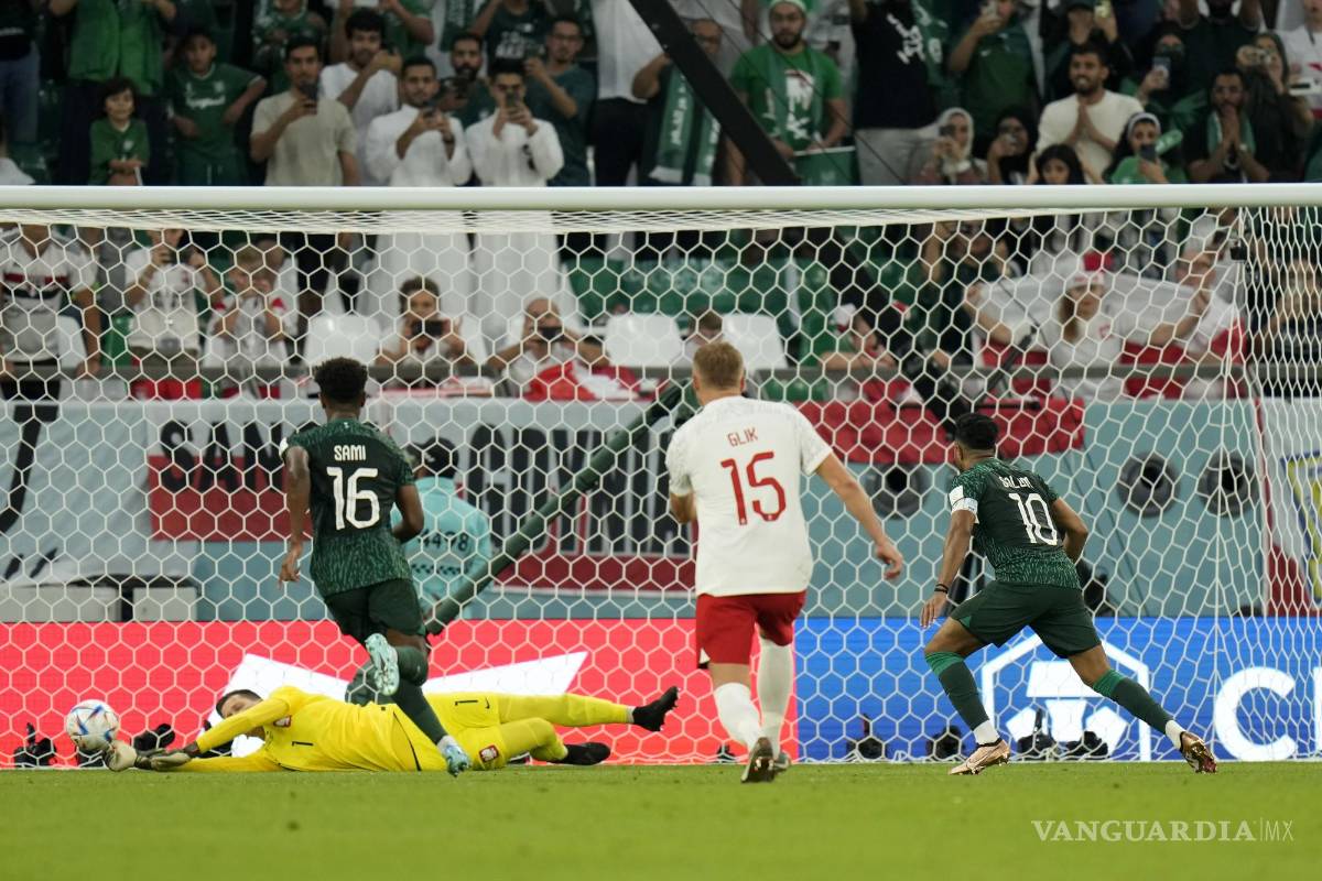 $!Atajada del arquero Wojciech Szczesny, para mantener la ventaja de los europeos.