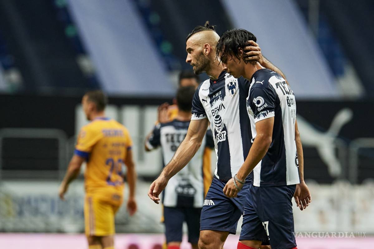 $!Maria Julia Lafuente se burla de Rayados en el noticiero y adopta a un pingüino