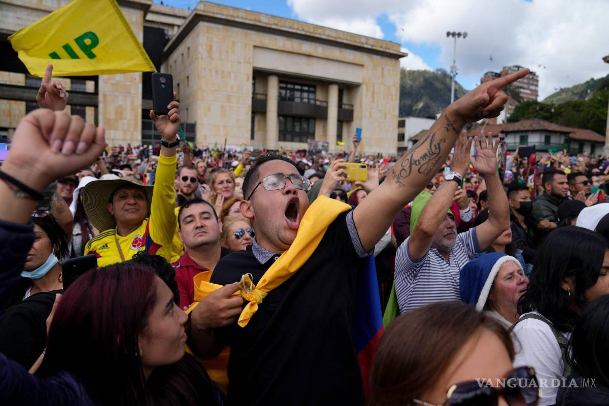 $!Partidarios del presidente Gustavo Petro durante su ceremonia de toma de posesión en la plaza de Bolívar en Bogotá, Colombia.