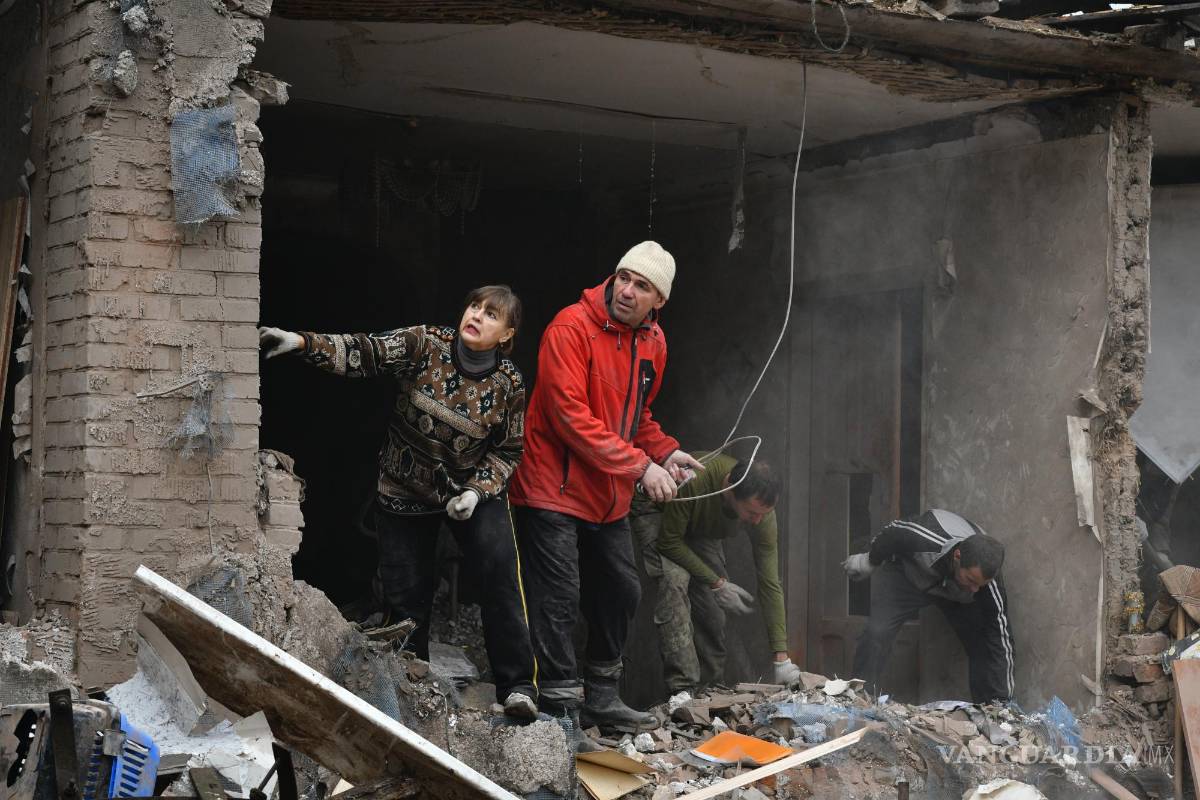 $!La gente trabaja para retirar los escombros de una casa dañada después de un bombardeo ruso durante la noche, en Sloviansk, región de Donetsk, Ucrania.