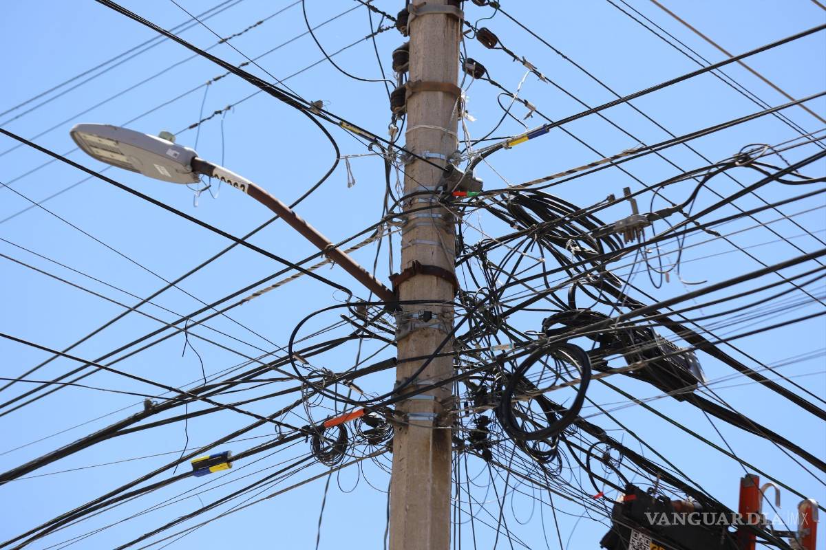 Infestan ‘telarañas’ de cables a las calles de Saltillo