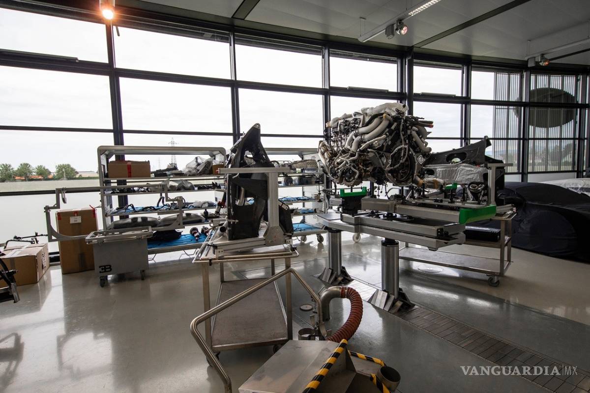 $!Bugatti fabrica el Chiron número 200 y lo celebra con un modelo especial