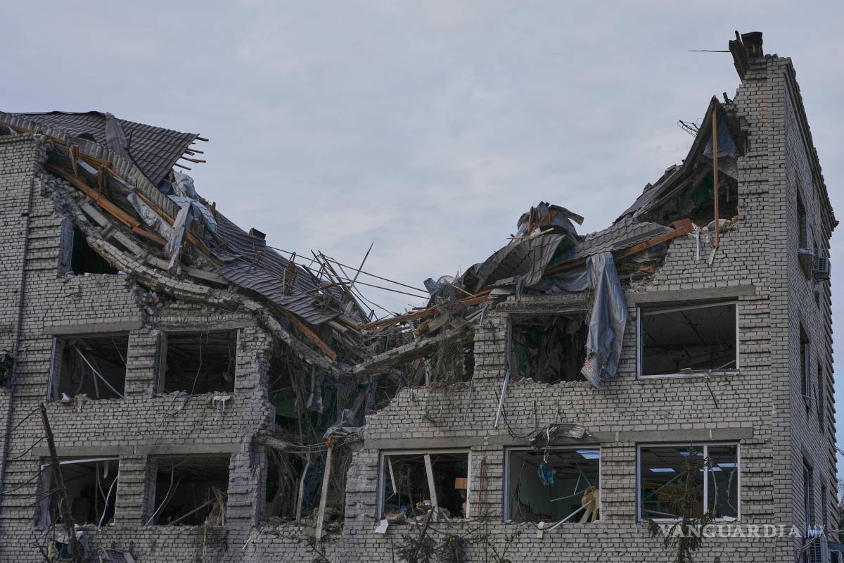 $!Un edificio dañado tras un ataque ruso con misiles en Kiev, Ucrania, el jueves 16 de abril de 2026.