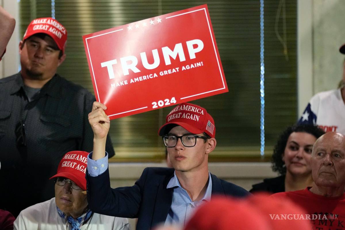 $!Los partidarios escuchan al expresidente Donald Trump durante una visita al Elks Lodge en Cedar Rapids, Iowa.