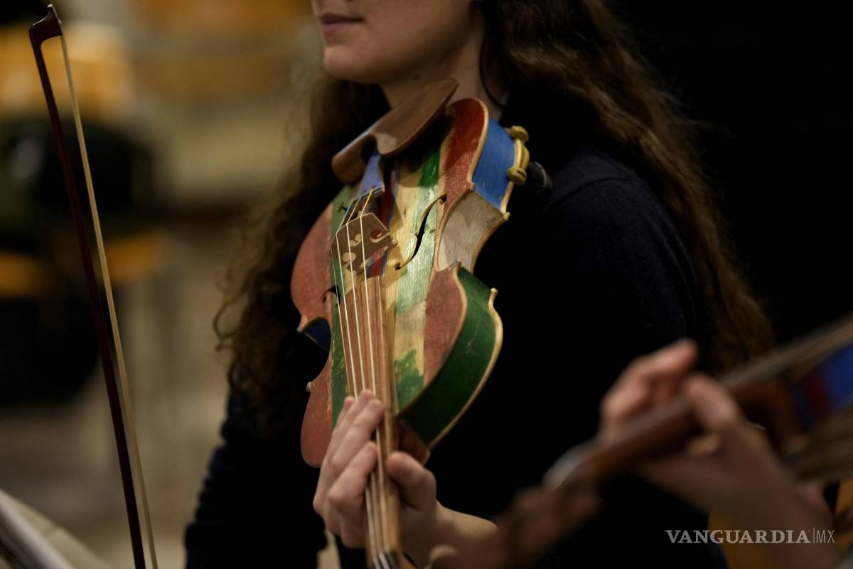 Construyen violines con madera de barcos de migrantes para concierto en Italia
