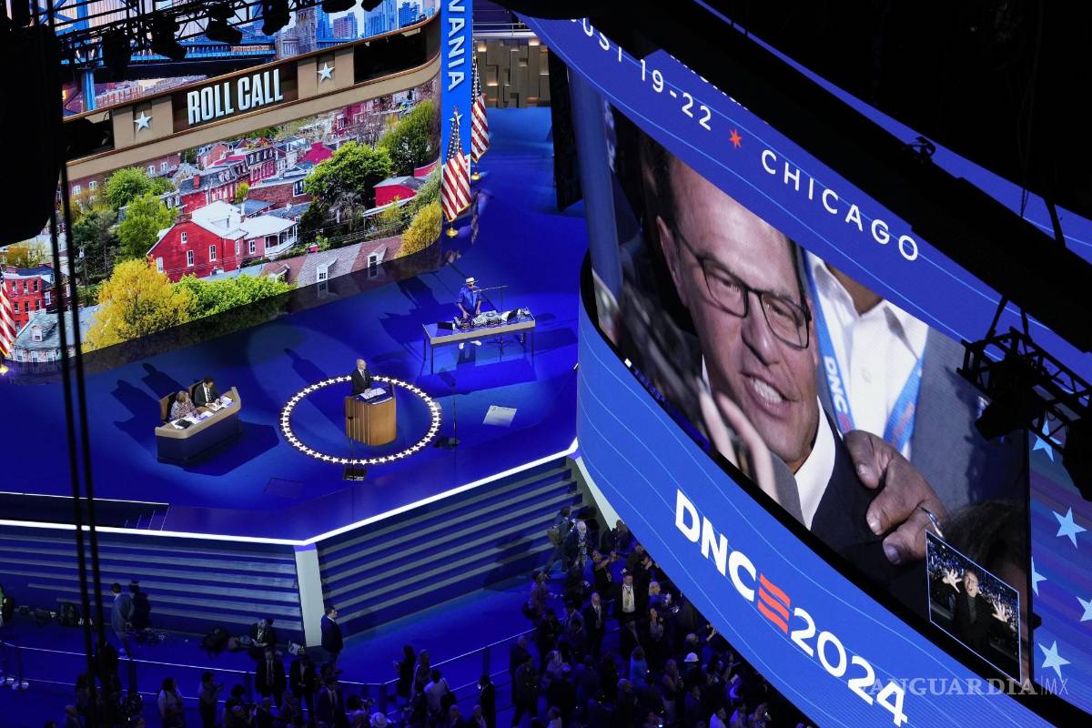 $!El gobernador de Pensilvania, Josh Shapiro, emite su voto para la candidata presidencial demócrata, la vicepresidenta Kamala Harris.