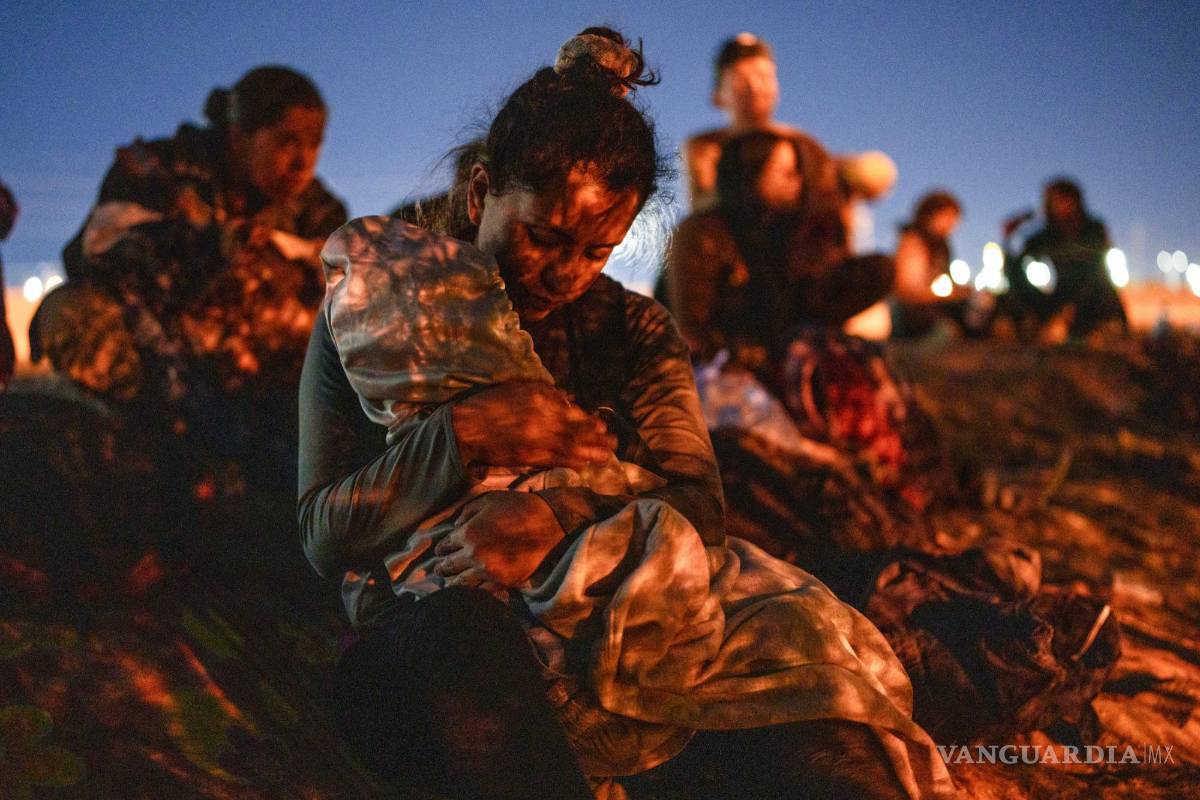 $!Una mujer sostiene a su hijo de 2 años mientras espera cruzar la frontera entre Estados Unidos y México, en Ciudad Juárez, México.