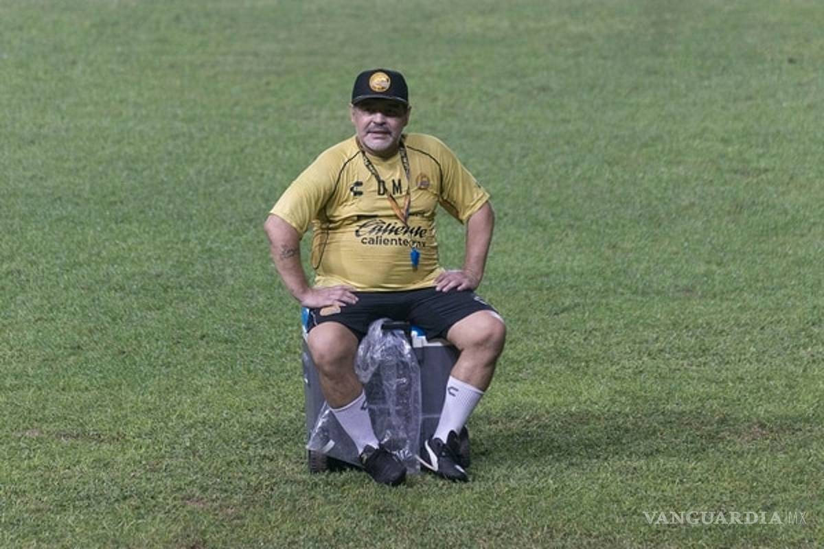 Este es el motivo por el cual a Maradona a veces se le complica caminar