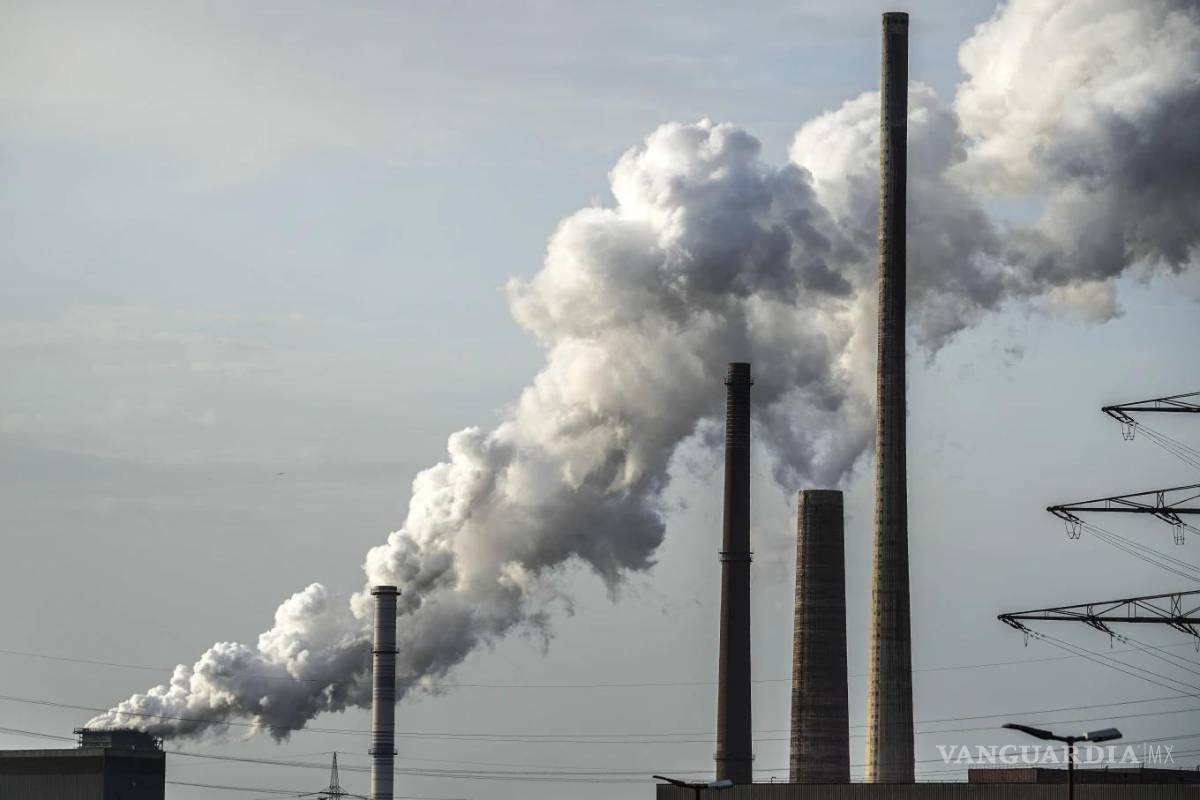 $!El vapor se eleva desde la planta de coquización de Schwelgern, que opera para el productor de acero alemán thyssenkrupp Steel Europe en Duisburg, Alemania.