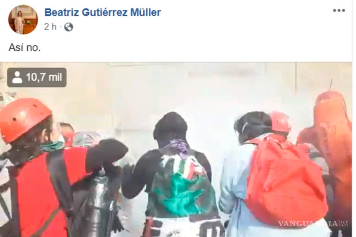 “Así no” dice Beatriz Gutiérrez por bomba durante marcha, Facebook le borra el post