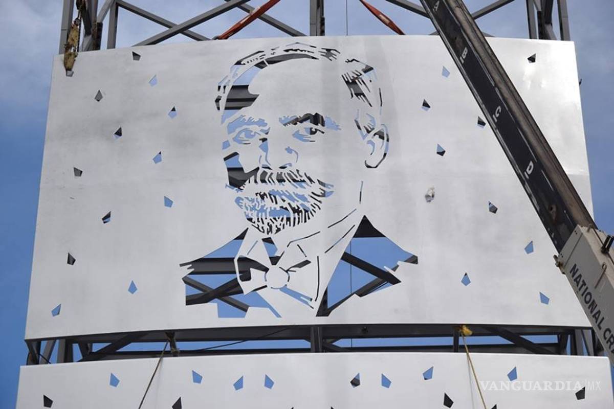 Colocan panel con rostro de Madero en monumento de Monclova y se burlan en redes sociales