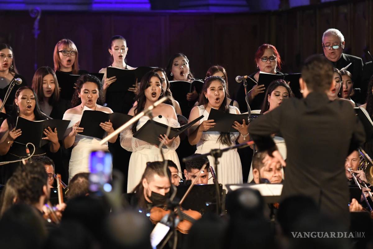$!Compañía de Ópera de Saltillo llena la catedral de canto y público