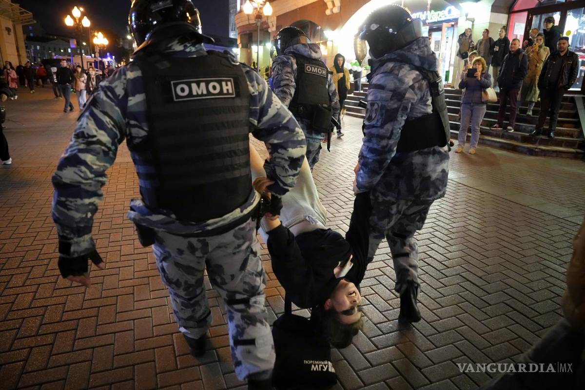 $!La policía antidisturbios detiene a un manifestante durante una protesta contra la movilización en Moscú, Rusia.