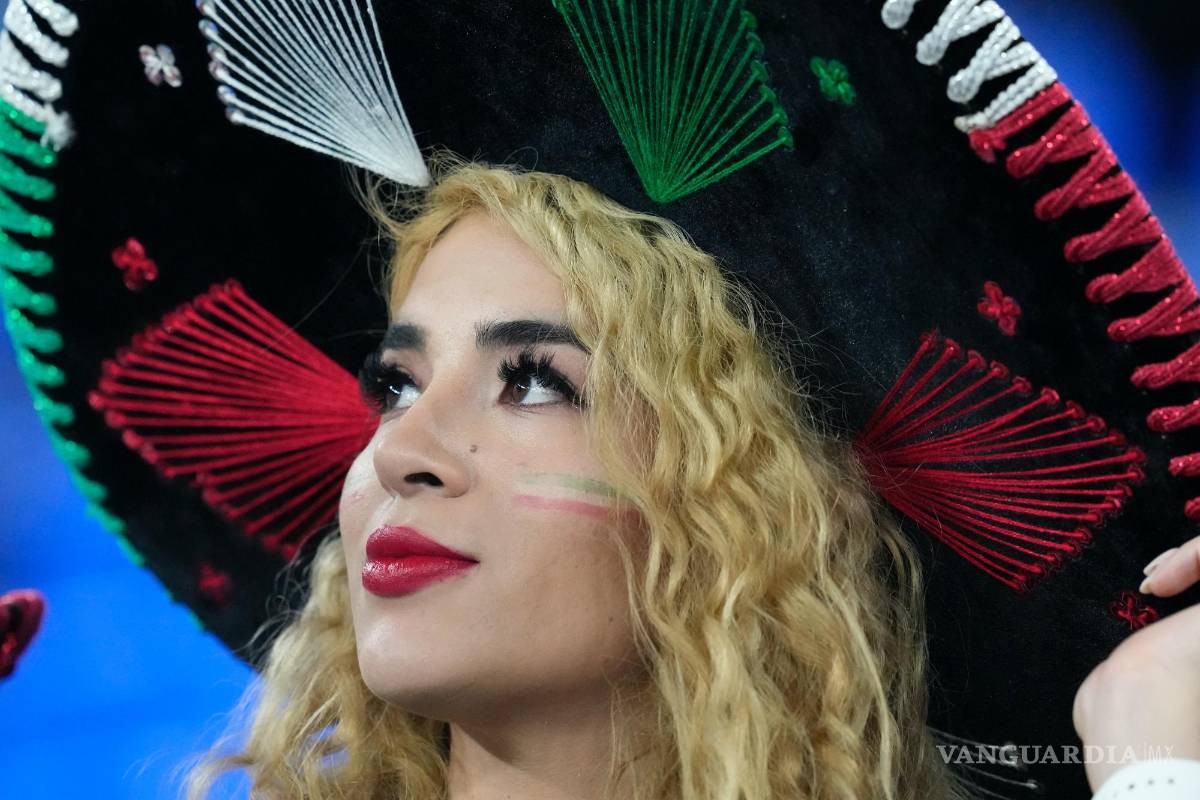 $!Una fanática del equipo de México observa durante los calentamientos antes del partido de fútbol entre México y Polonia, en el Estadio 974 en Doha, Qatar.