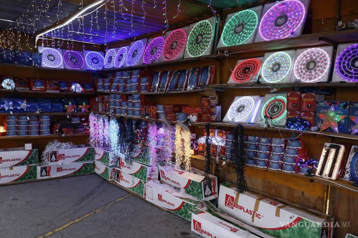 $!¡Ya huele a Navidad! Comienzan a instalarse mercados navideños en Saltillo