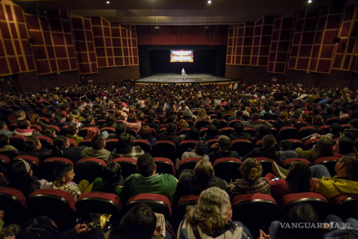 $!John Milton hipnotiza al Teatro Fernando Soler en su visita a Saltillo