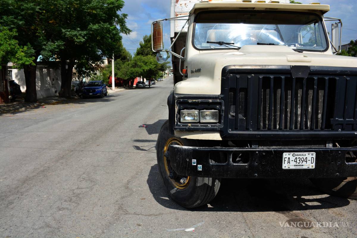 $!Habitantes del sector denuncian que los propietarios suelen dejar las cajas de los camiones levantadas y que las unidades permanecen estacionadas todos los días sobre la vía pública.