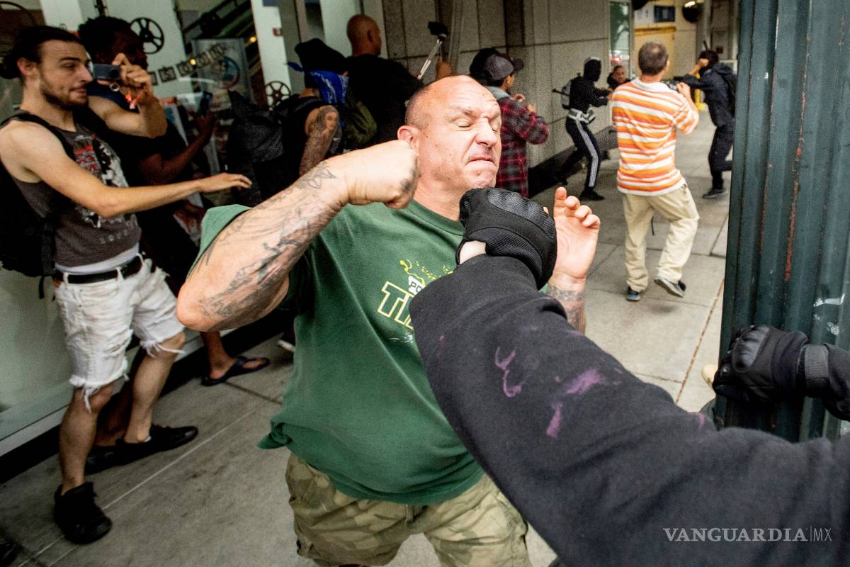 Chocan supremacistas y antifascitas en Portland