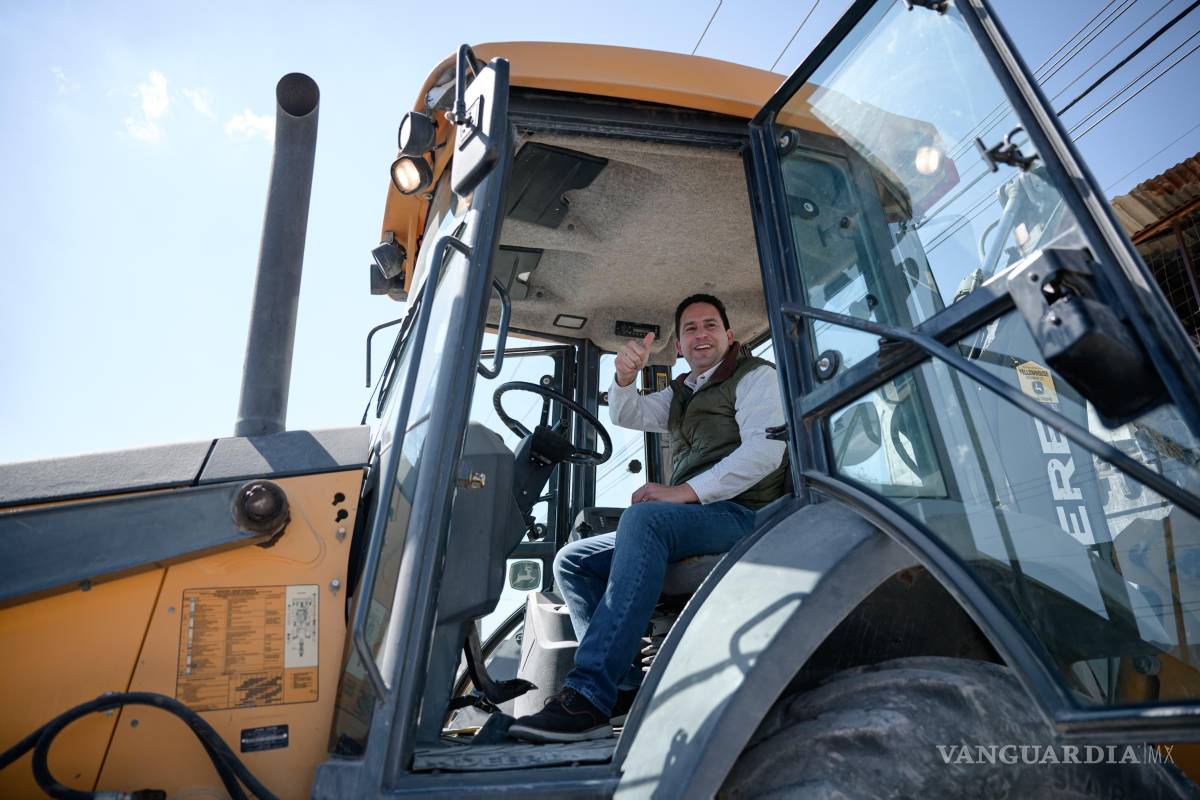 $!El alcalde Javier Díaz puso en marcha la obra de pavimentación en la lateral de la calzada Antonio Narro.
