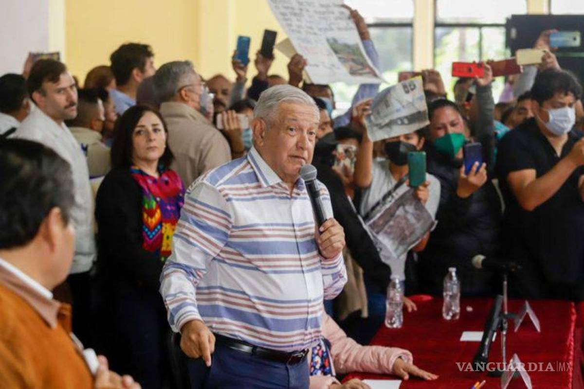 La frágil seguridad de AMLO; mujer manifestante llega hasta el presidente en Puebla (video)