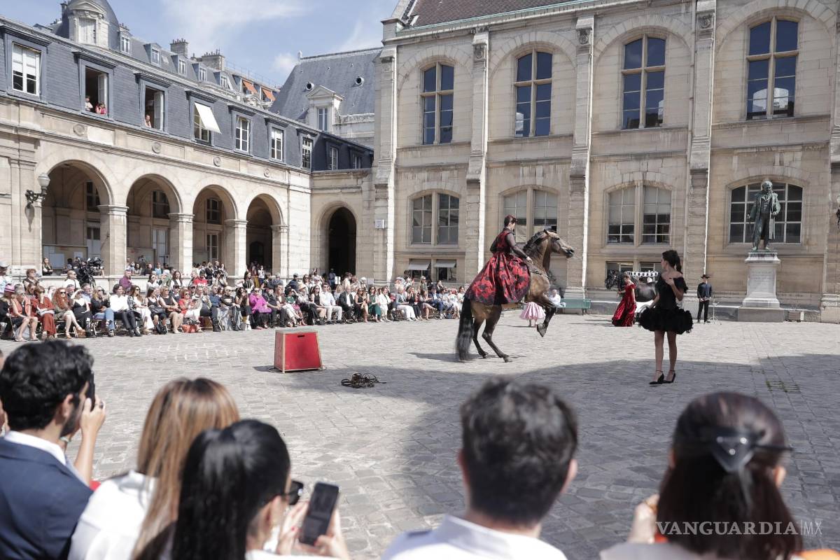 $!Una modelo luce una creación en el desfile de la colección de alta costura otoño/invierno 2022-2023 de Franck Sorbier en París.