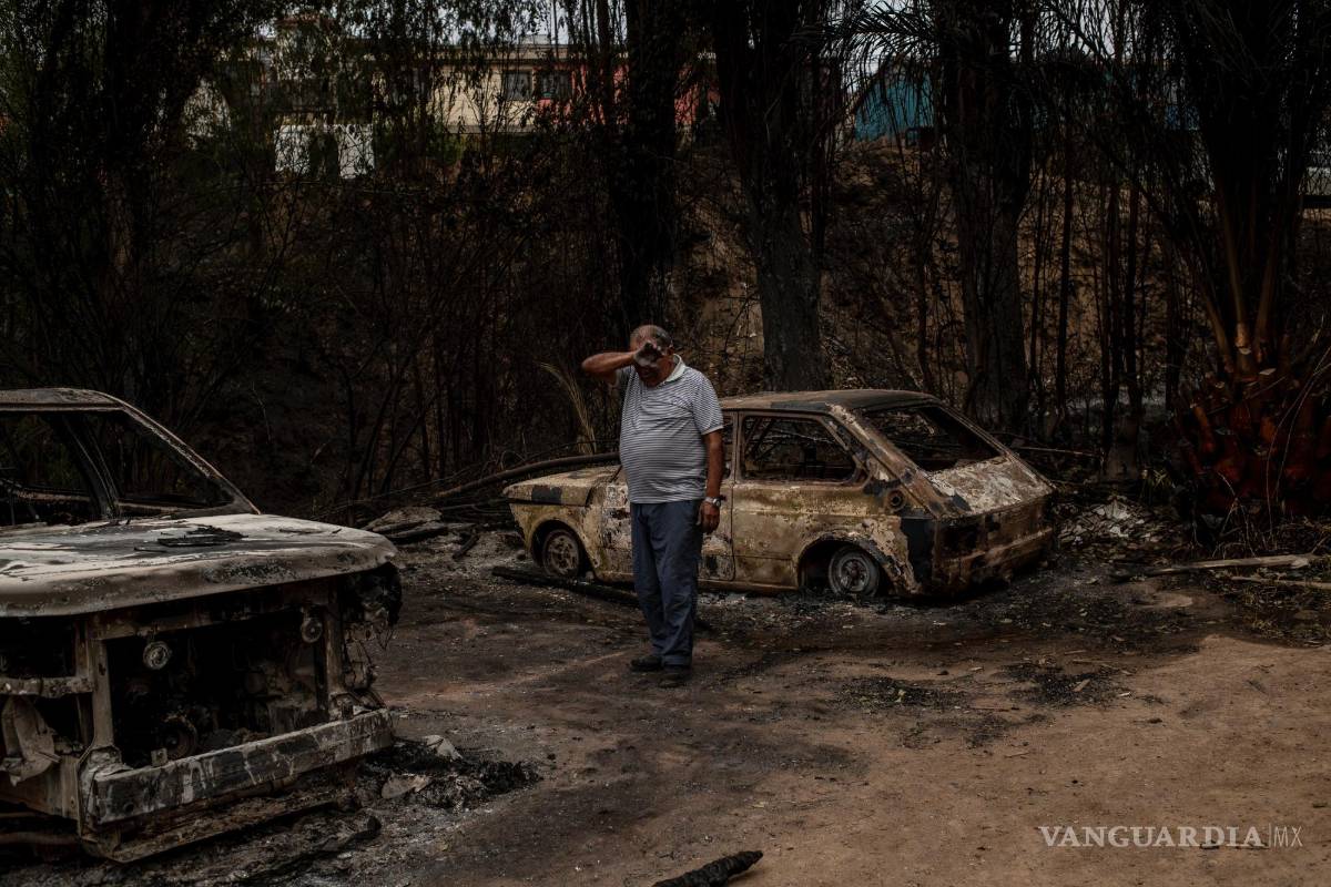 $!Omar Castro camina entre los restos de su casa quemada por un incendio forestal en el barrio El Olivar de Viña del Mar, Región de Valparaíso, Chile.
