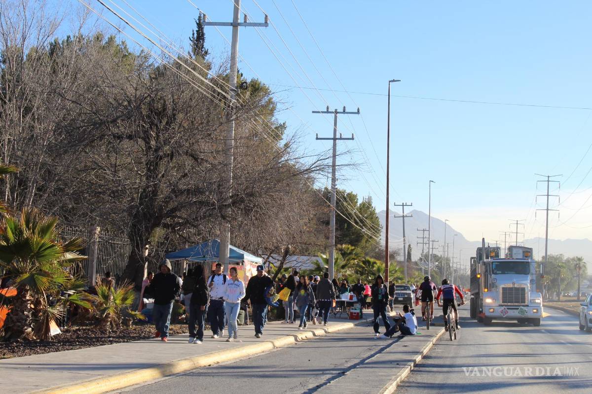 $!La ciclovía en su tramo bulevar Fundadores es utilizada como estacionamiento o paso peatonal. Ciclistas transitan entre carros particulares y de carga.