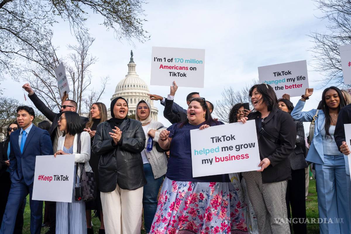 $!Personas a favor de TikTok se reúnen en el Capitolio en Washington.