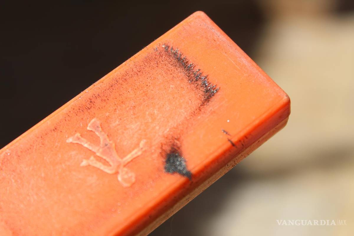 $!Semanario realizó una prueba con un imán para comprobar si los residuos expulsados de las fábricas contenían metales, comprobándolo.