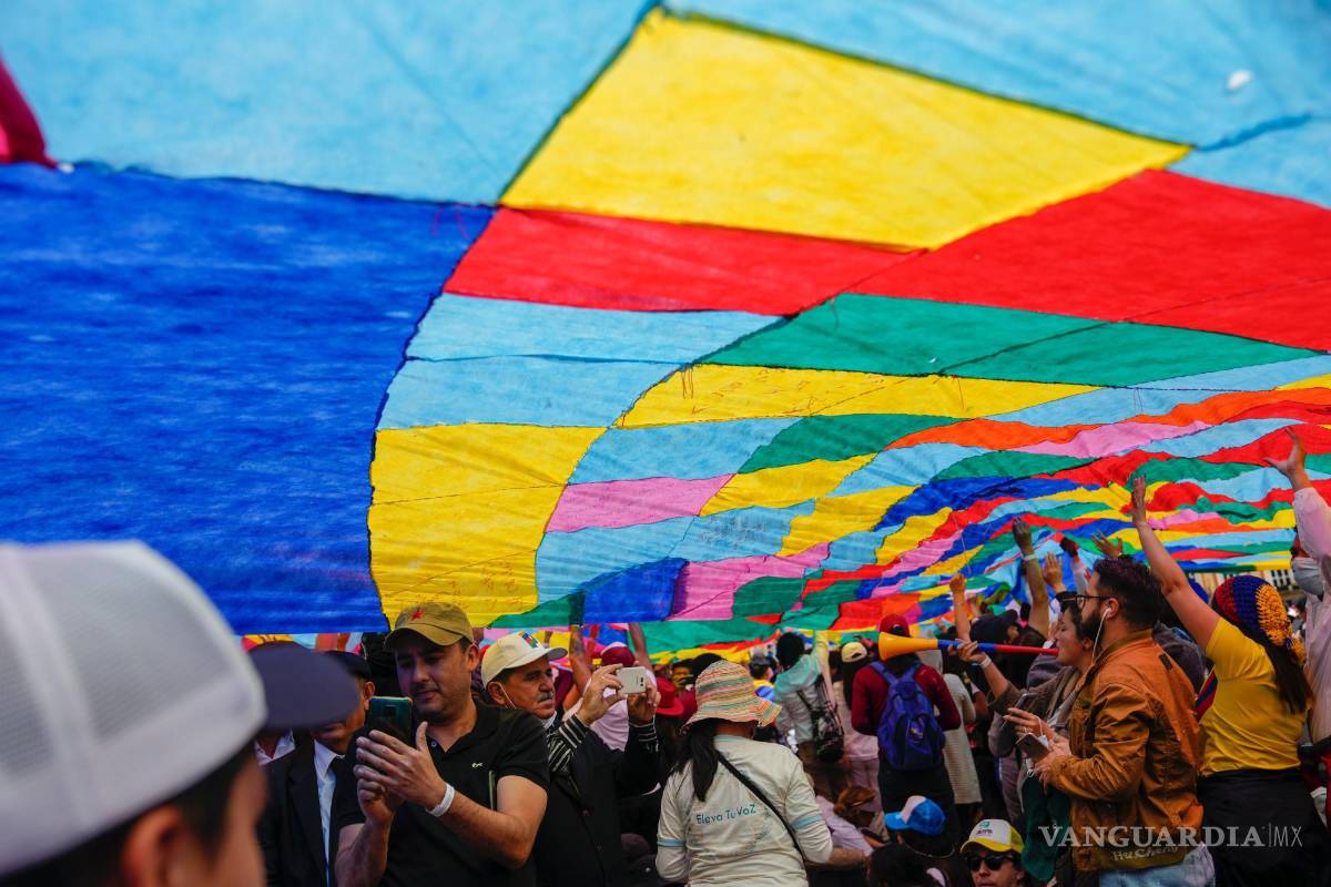 $!Partidarios del presidente Gustavo Petro muestran una bandera mientras esperan su ceremonia de juramentación en la plaza de Bolívar en Bogotá, Colombia.