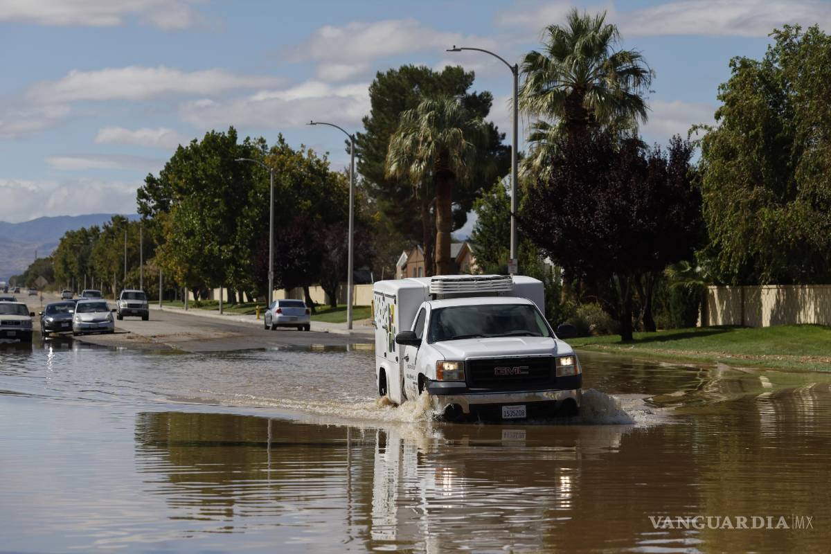 $!En Los Ángeles y otras ciudades el común denominador eran los vehículos entre el agua.