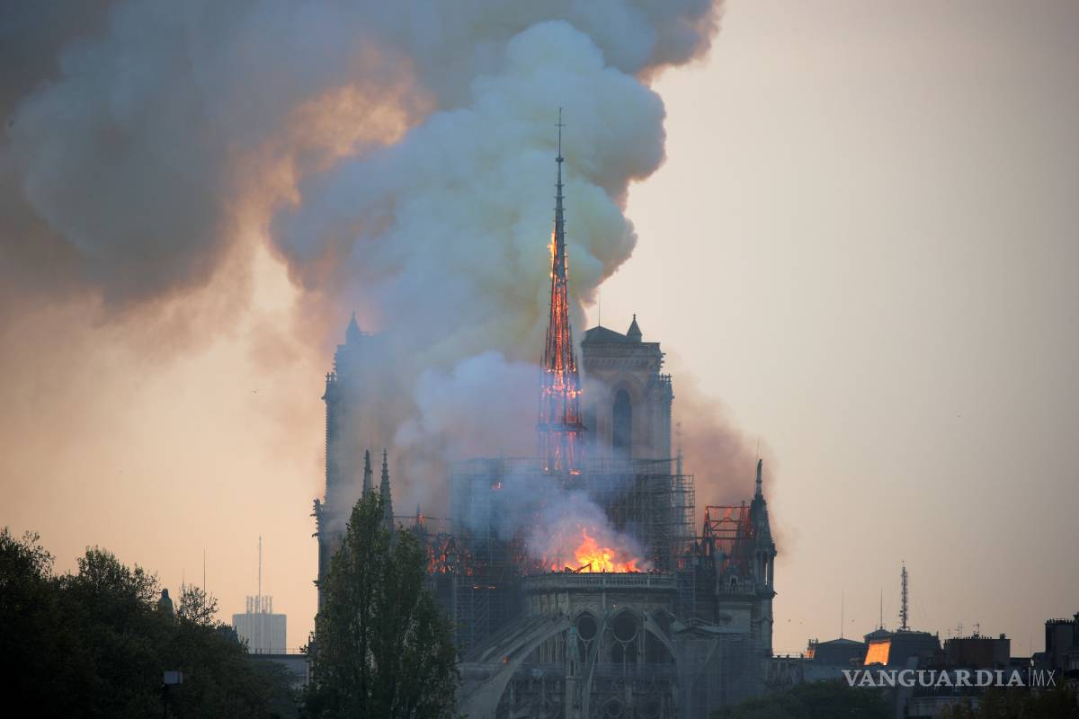 Catedral de Notre Dame en el centro de París es devorada por las llamas (fotogalería)