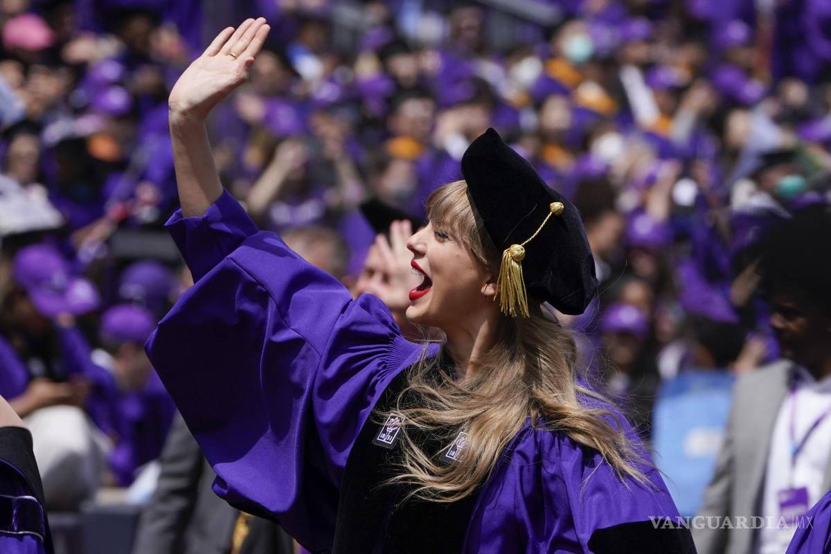 $!Taylor Swift saluda a los graduados al participar en la ceremonia de graduación de la NYU.