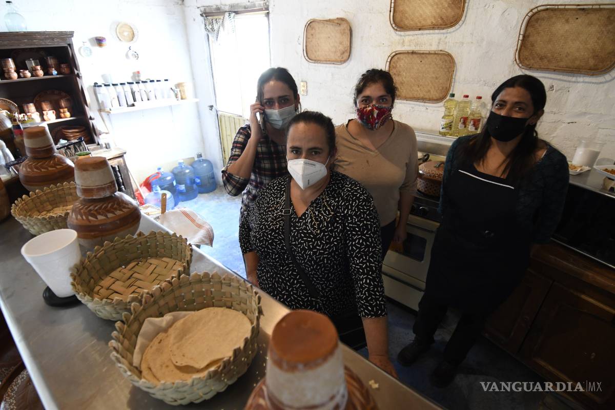 Doña Margarita lo pierde todo y monta comedor en apoyo a desalojados por incendio en la sierra de Arteaga